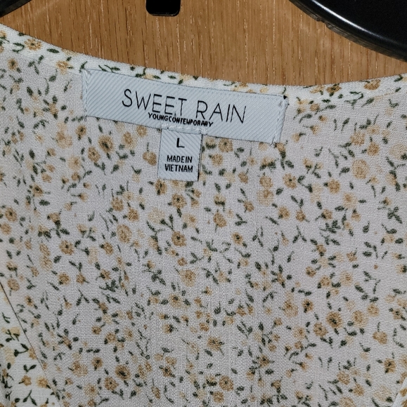 Sweet Rain Floral Blouse - Picture 2 of 4
